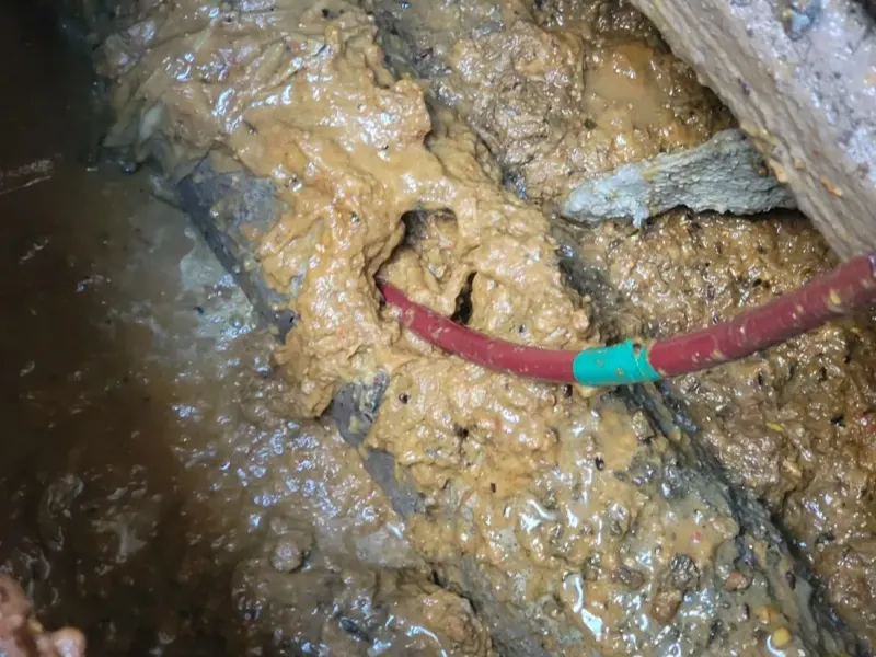 동래구 배관 바닥에 쌓인 슬러지